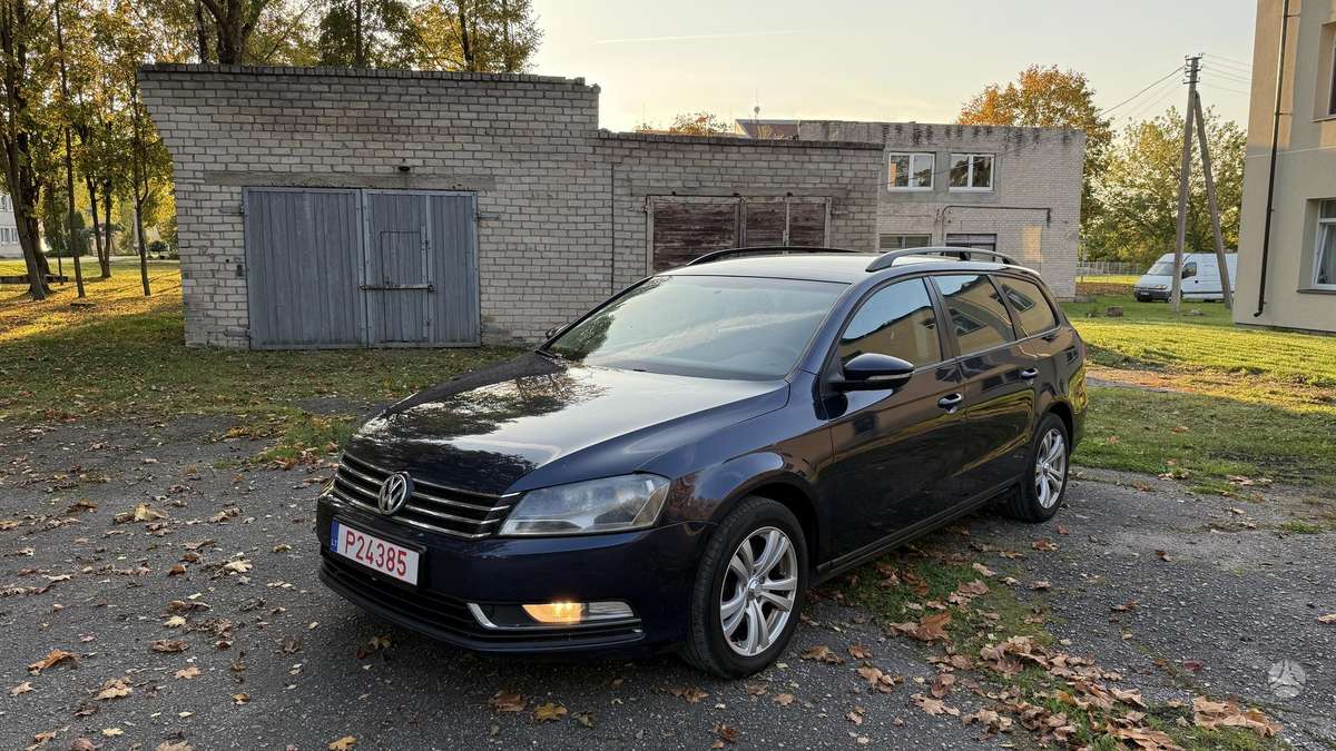 Volkswagen Passat 2011 — rear view