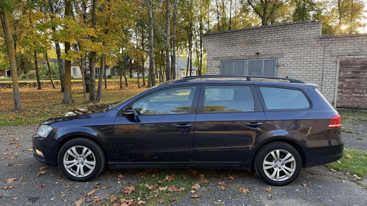 Volkswagen Passat 2011 — interior