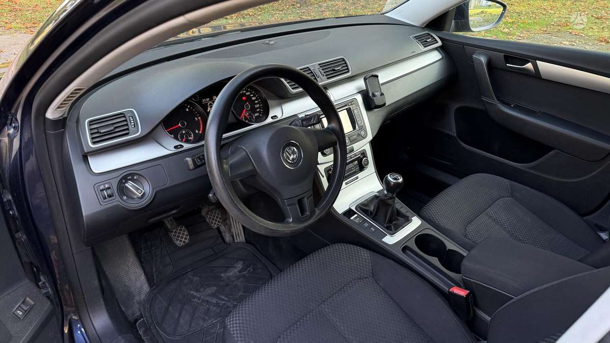 Volkswagen Passat 2011 — photo 7