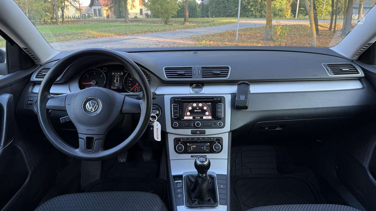Volkswagen Passat 2011 — photo 8