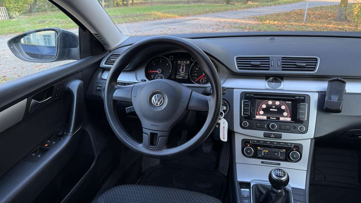 Volkswagen Passat 2011 — photo 9