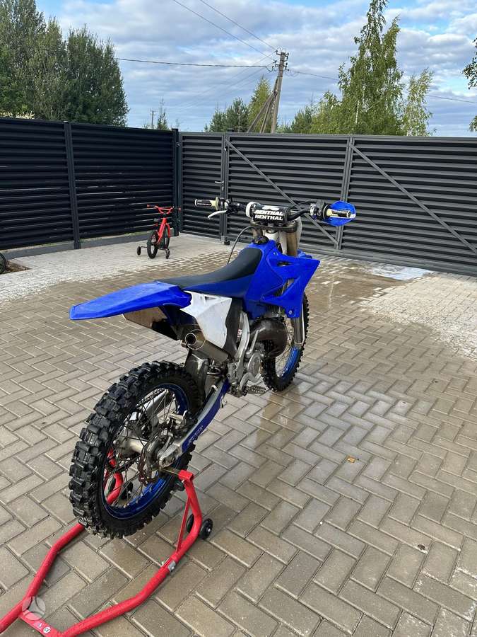 Yamaha YZ 2009 — вигляд ззаду