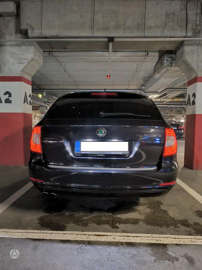 Skoda Superb 2012 — rear view