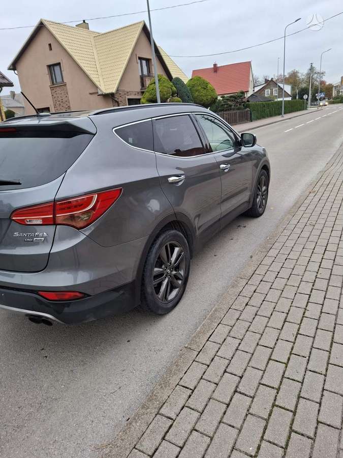 Hyundai Santa 2013 — rear view