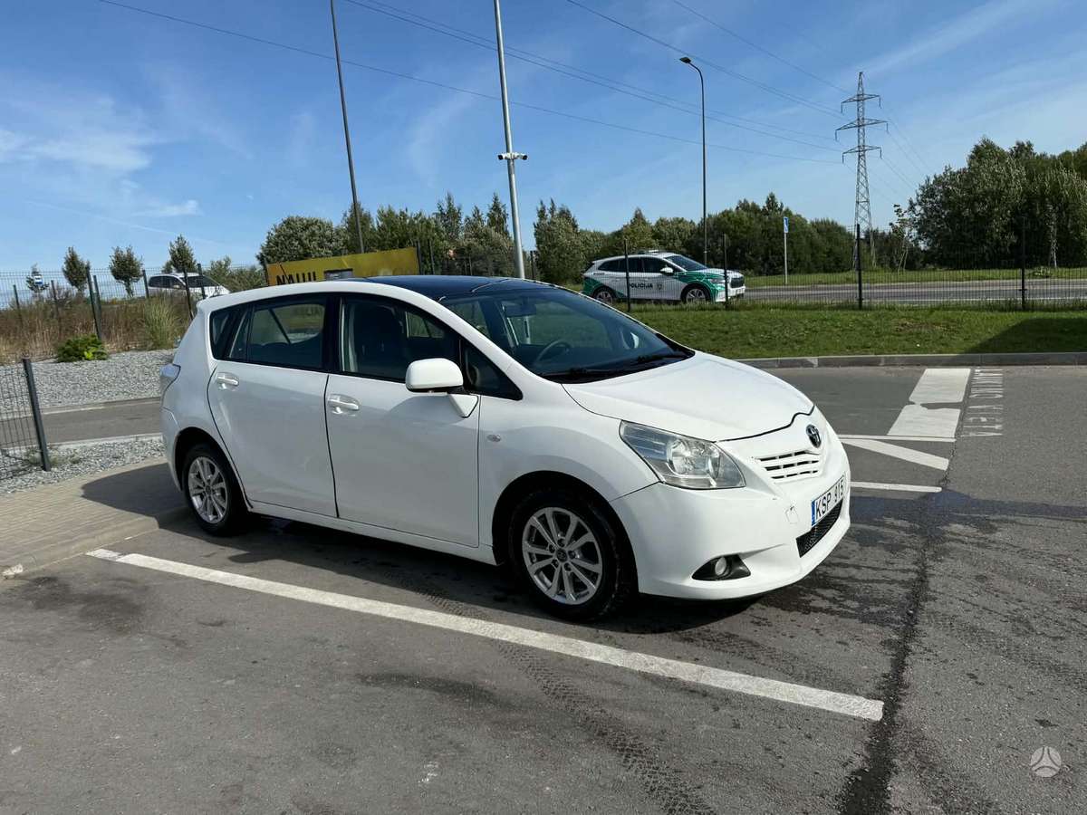 Toyota Verso 2011 — rear view