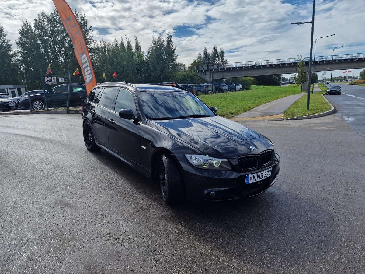 BMW 320 2012 — салон