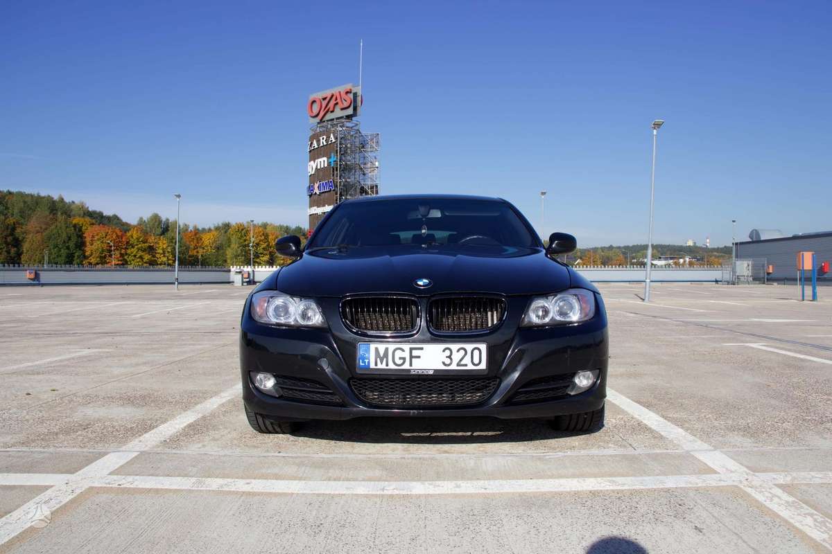 BMW 320 2006 — вигляд ззаду
