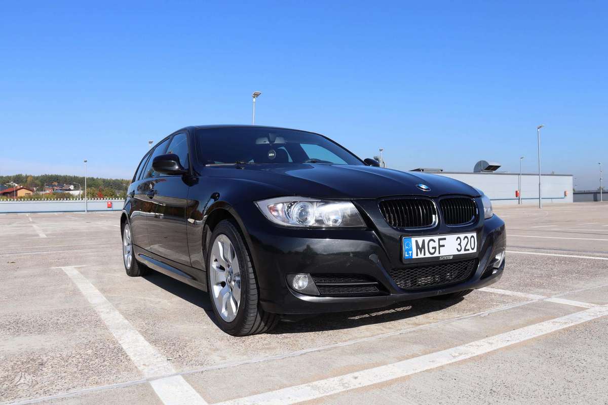 BMW 320 2006 — салон