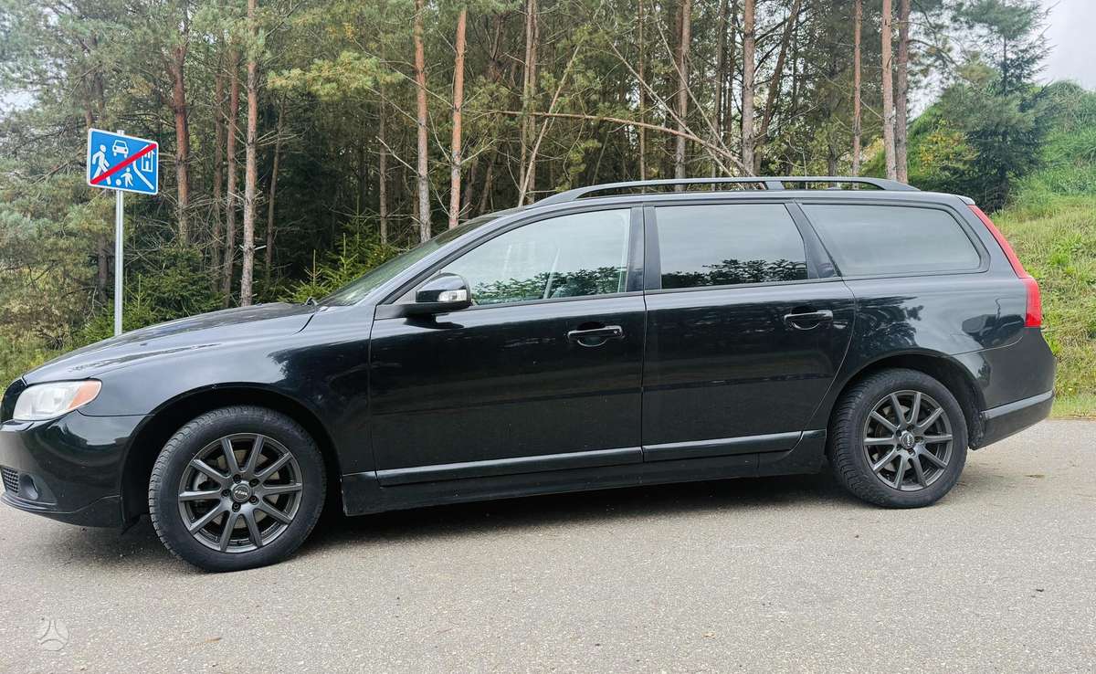 Volvo V70 2011 — rear view