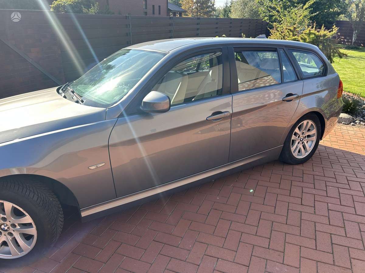 BMW 320 2009 — салон