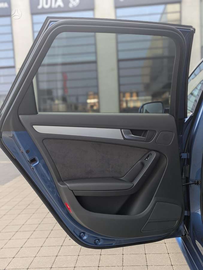 Audi A4 2011 — photo 23