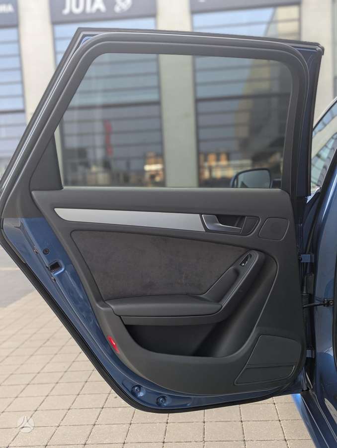 Audi A4 2011 — photo 24