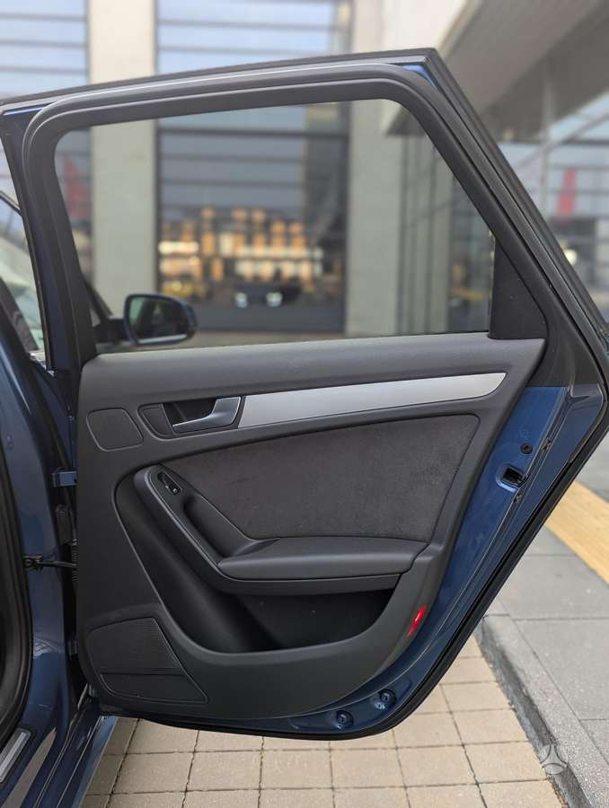 Audi A4 2011 — photo 24