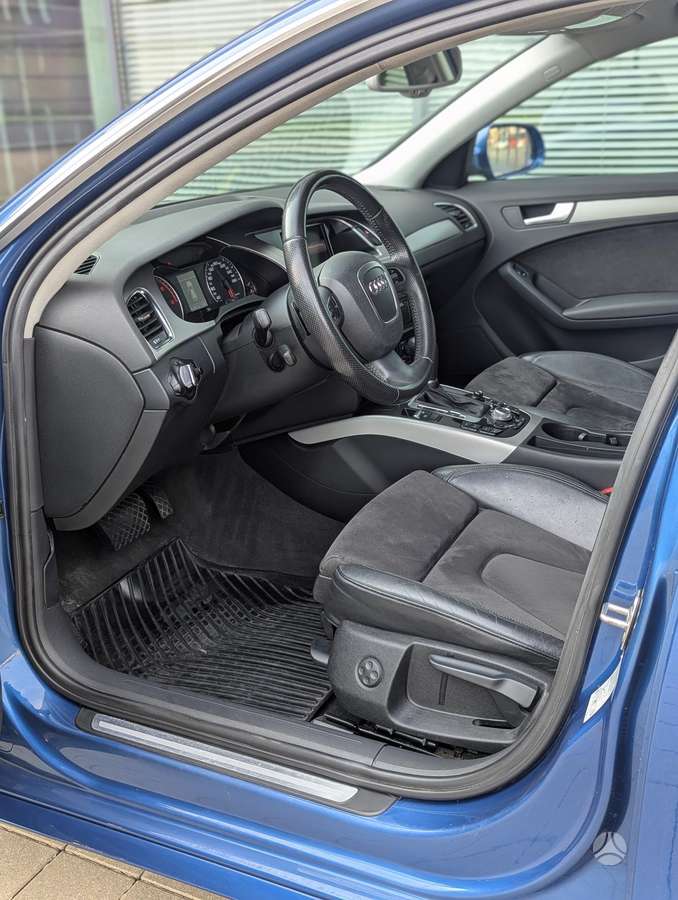Audi A4 2011 — photo 25