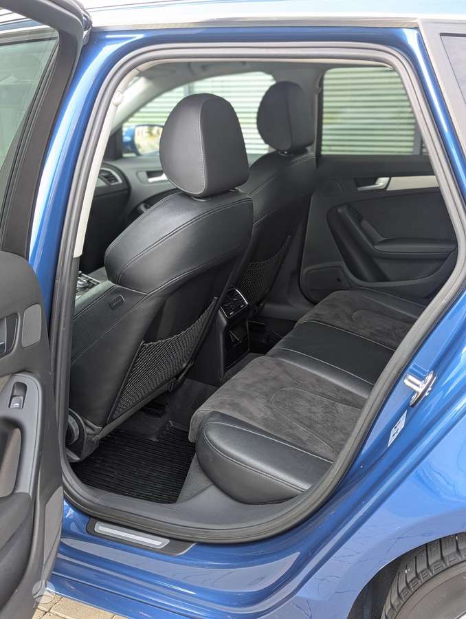 Audi A4 2011 — photo 27