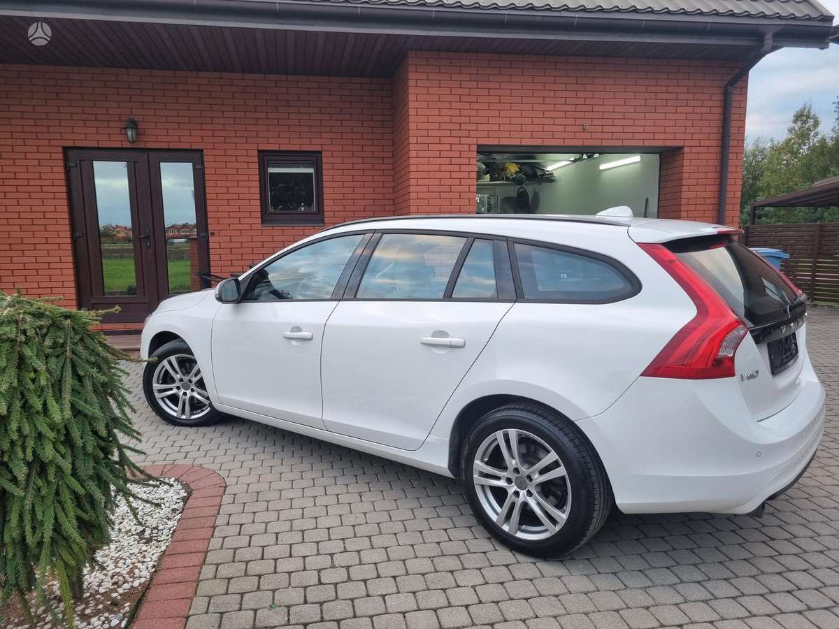 Volvo V60 2015 — вигляд ззаду