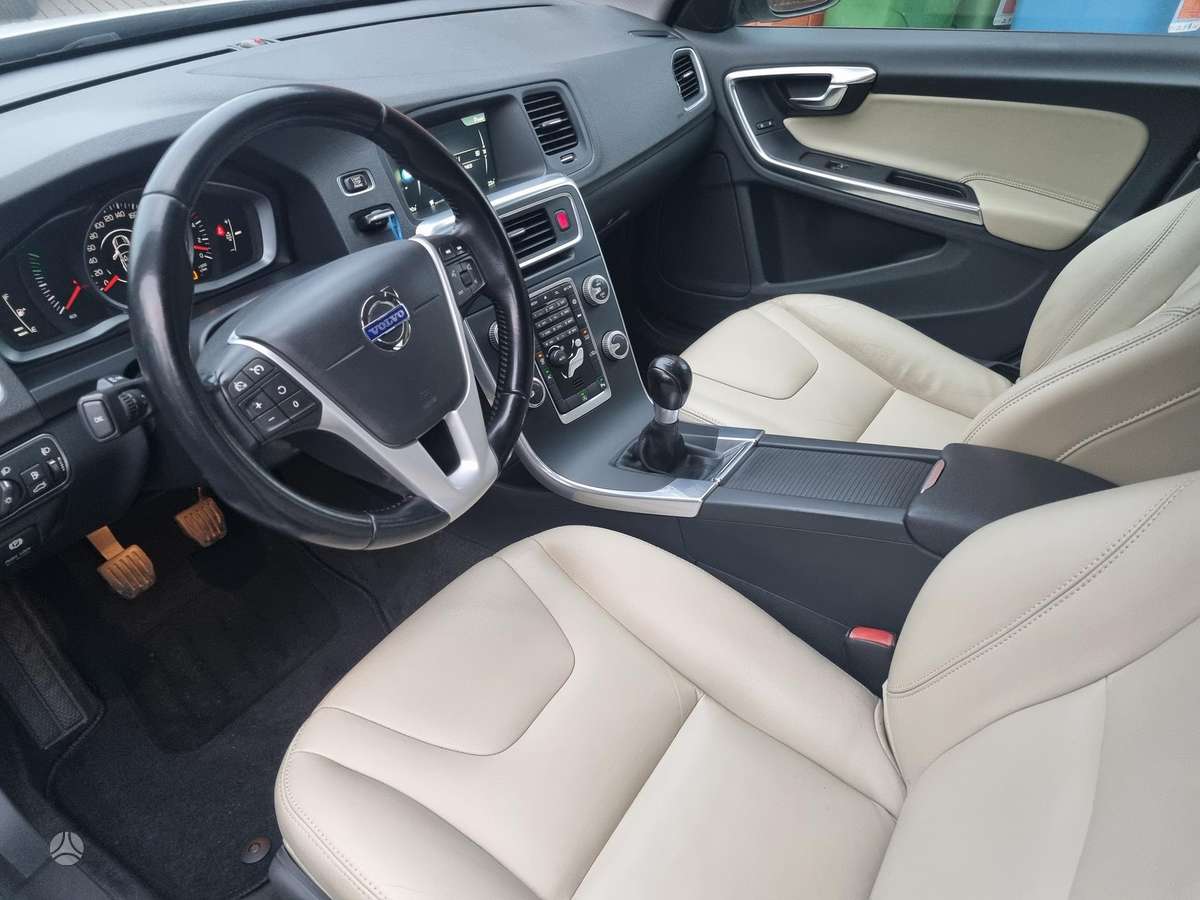 Volvo V60 2015 — салон