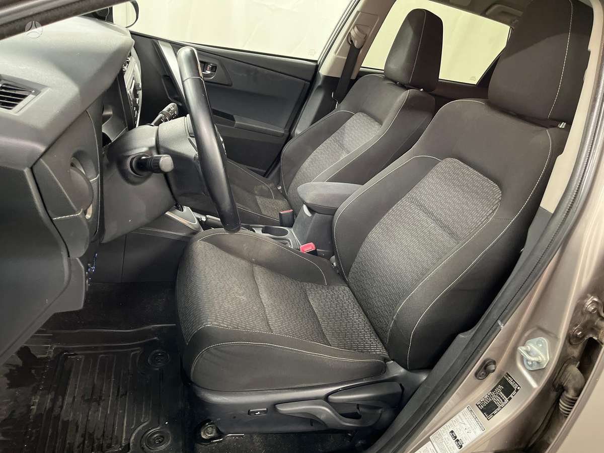 Toyota Auris 2014 — photo 19