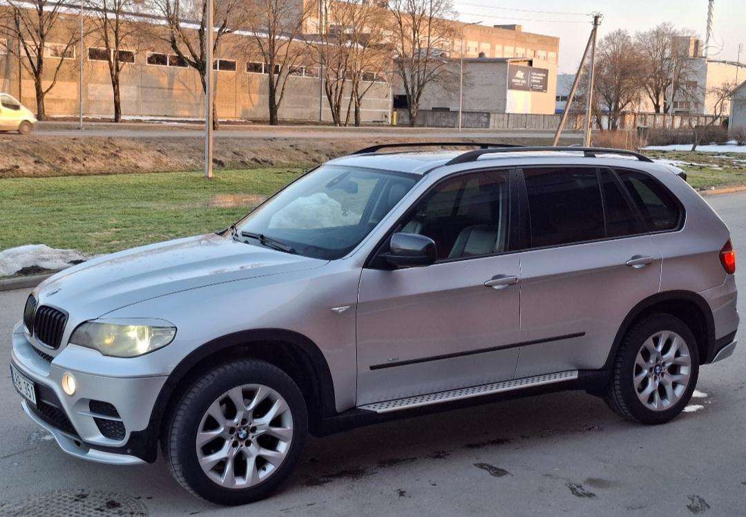 BMW X5 2011 — rear view