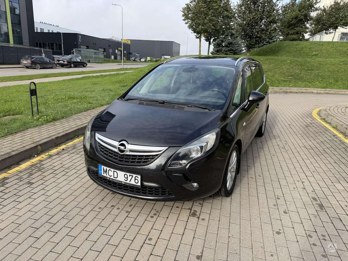 Opel Zafira 2012 — rear view