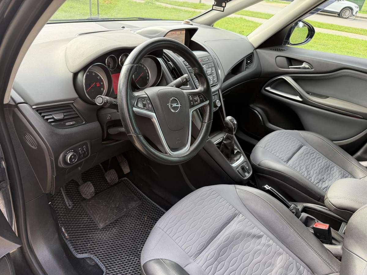 Opel Zafira 2012 — photo 23