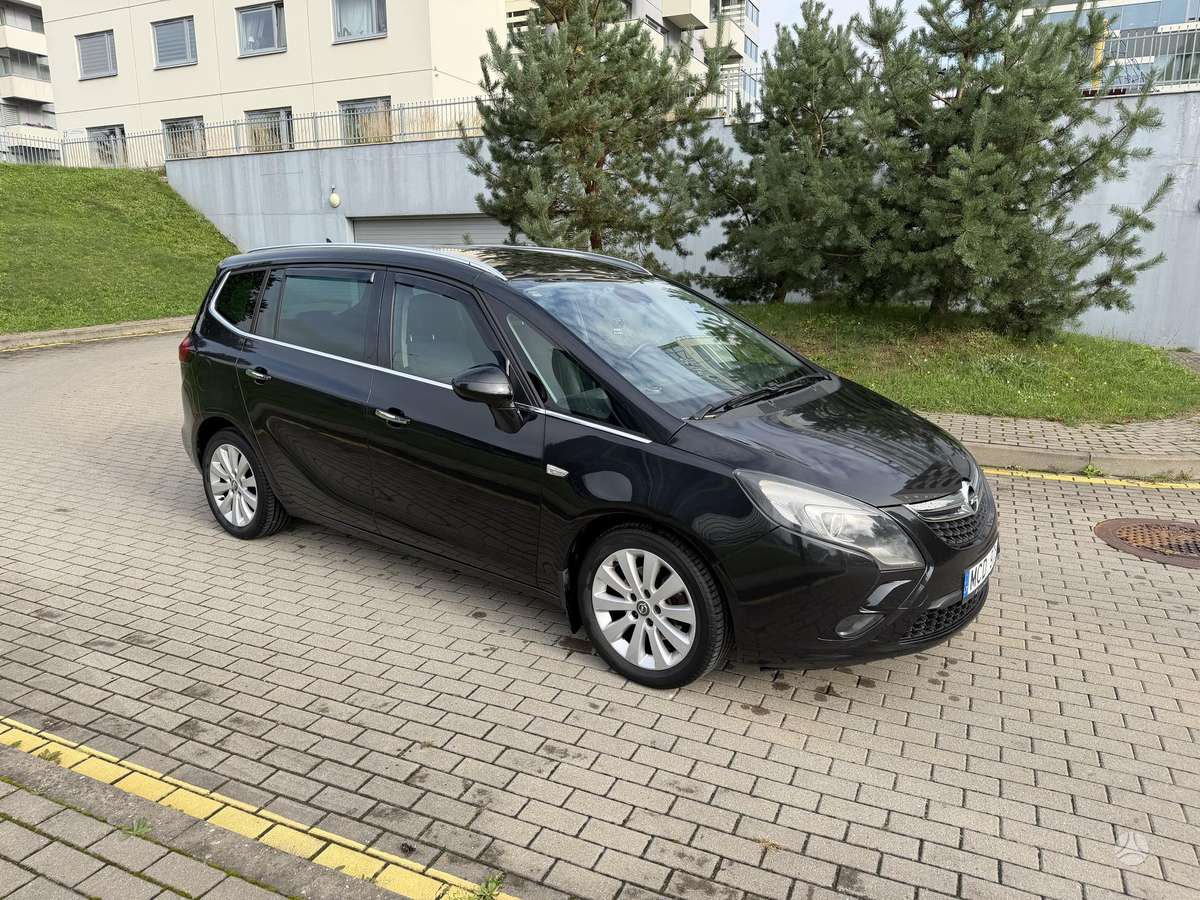 Opel Zafira 2012 — interior