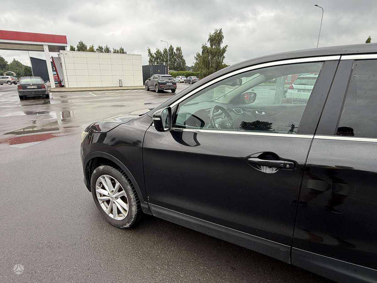 Nissan Qashqai 2014 — rear view