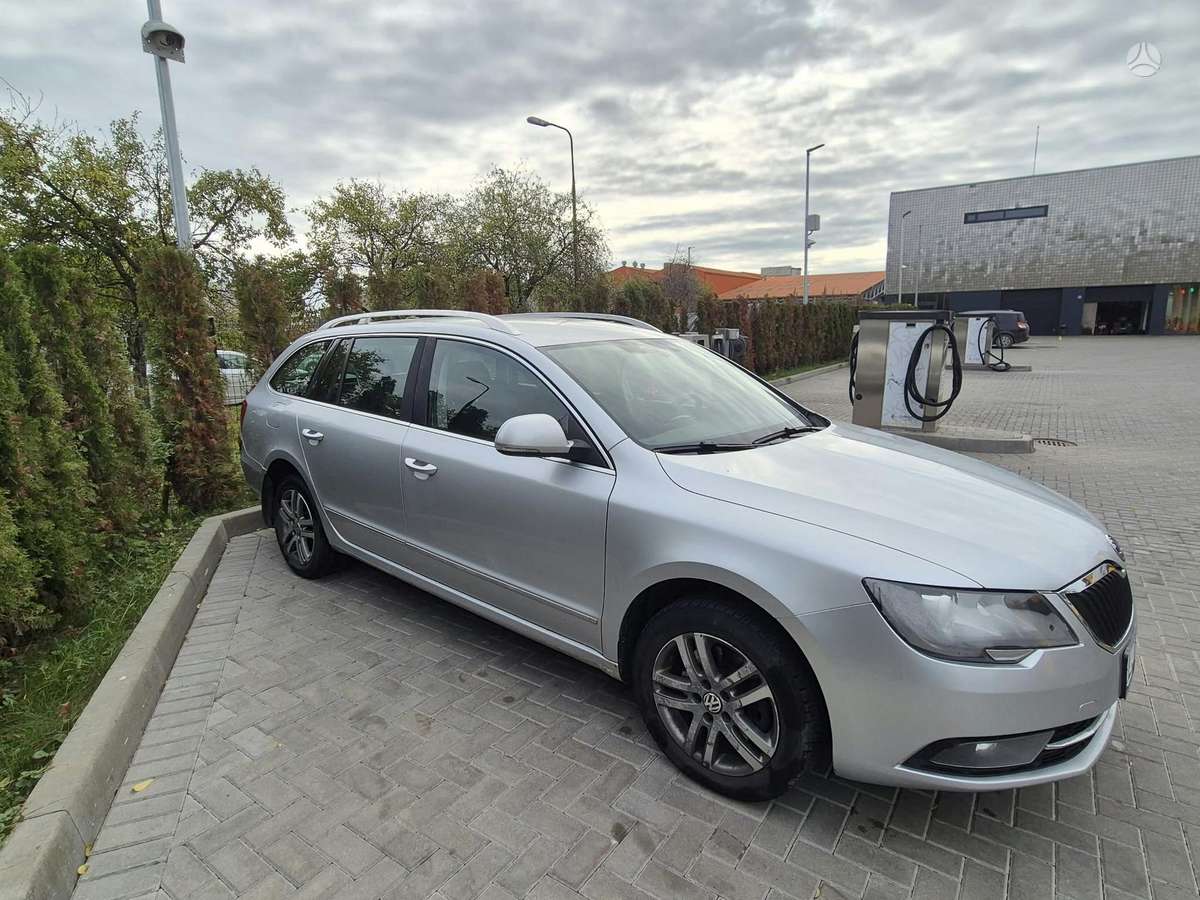Skoda Superb 2014 — вигляд ззаду