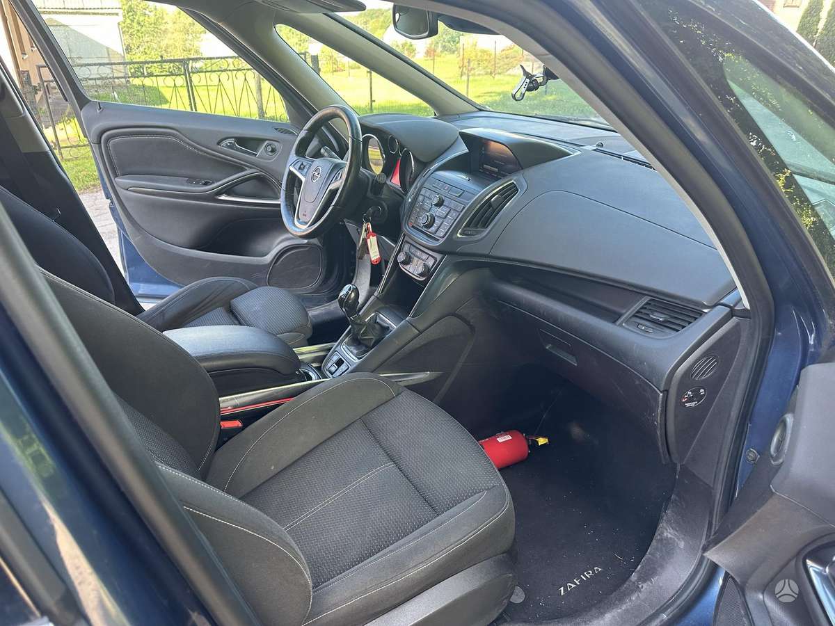 Opel Zafira 2015 — photo 17
