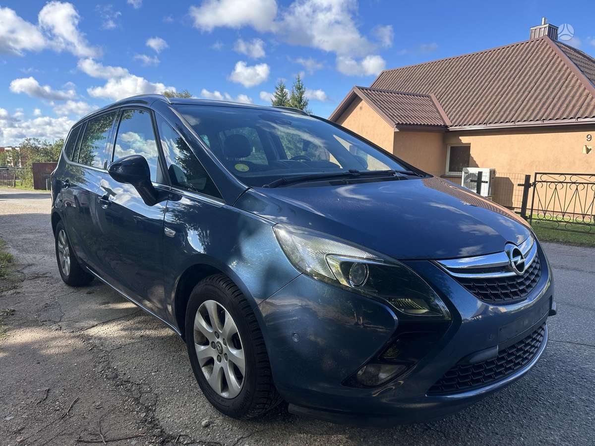 Opel Zafira 2015 — rear view