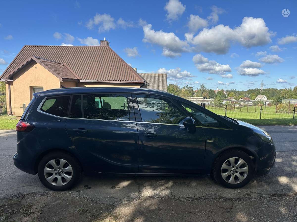 Opel Zafira 2015 — interior