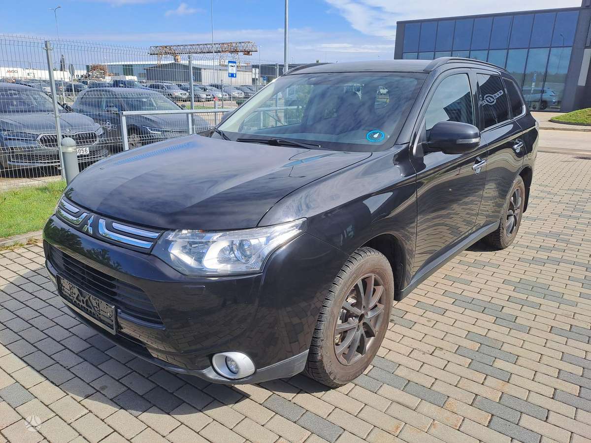 Mitsubishi Outlander 2012 — rear view