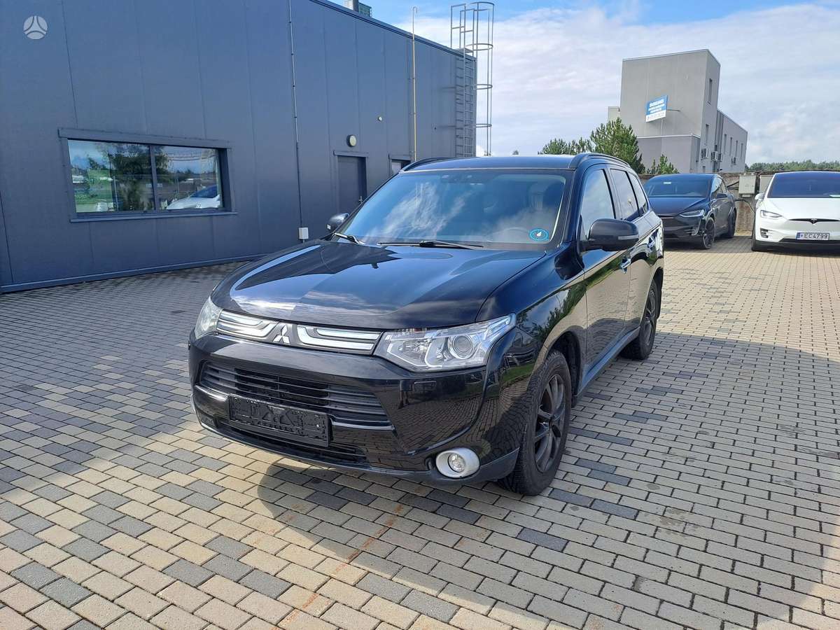 Mitsubishi Outlander 2012 — interior