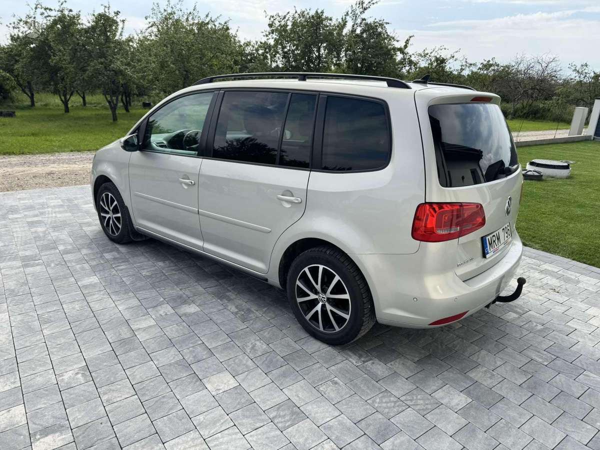 Volkswagen Touran 2014 — вигляд ззаду