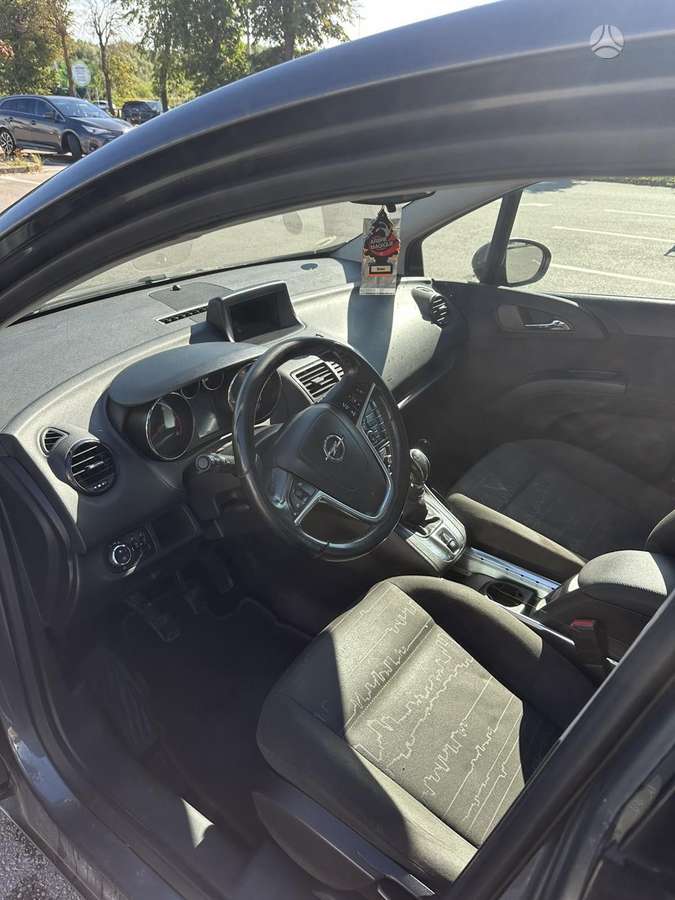 Opel Meriva 2010 — interior