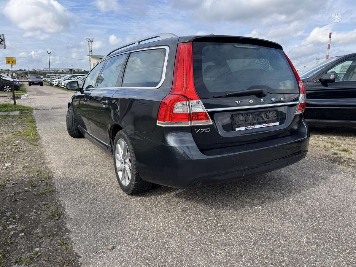 Volvo V70 2013 — rear view