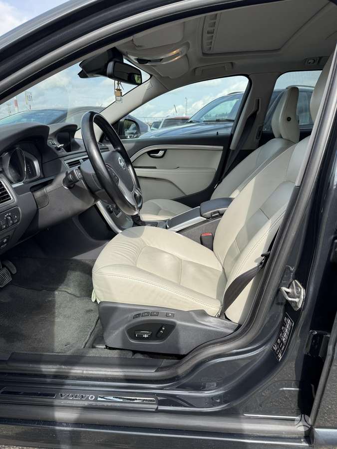 Volvo V70 2013 — interior