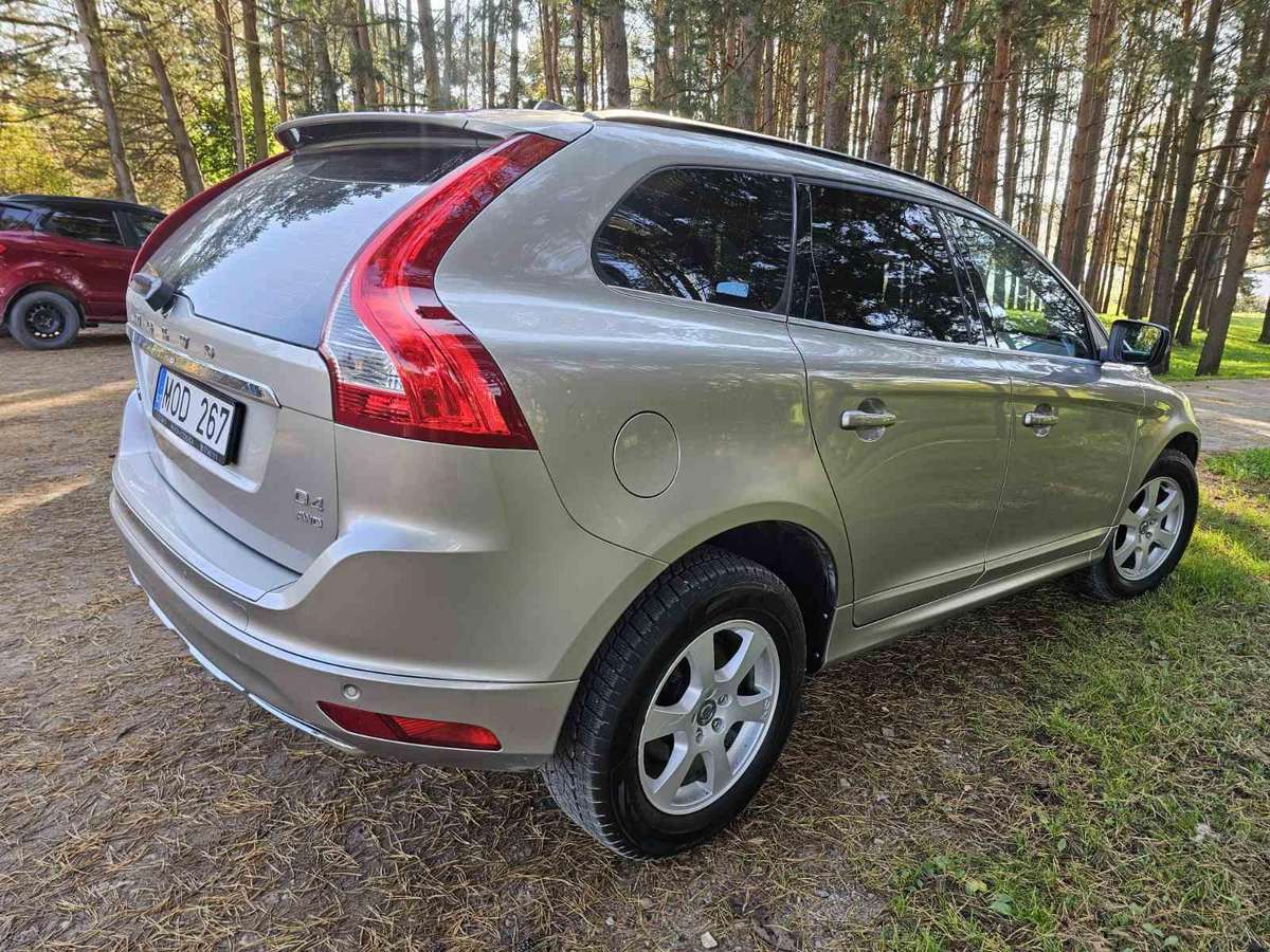 Volvo XC60 2014 — двигун 2400 cm³, 181 HP (133kW)