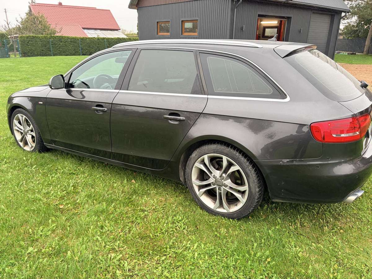 Audi A4 2009 — салон