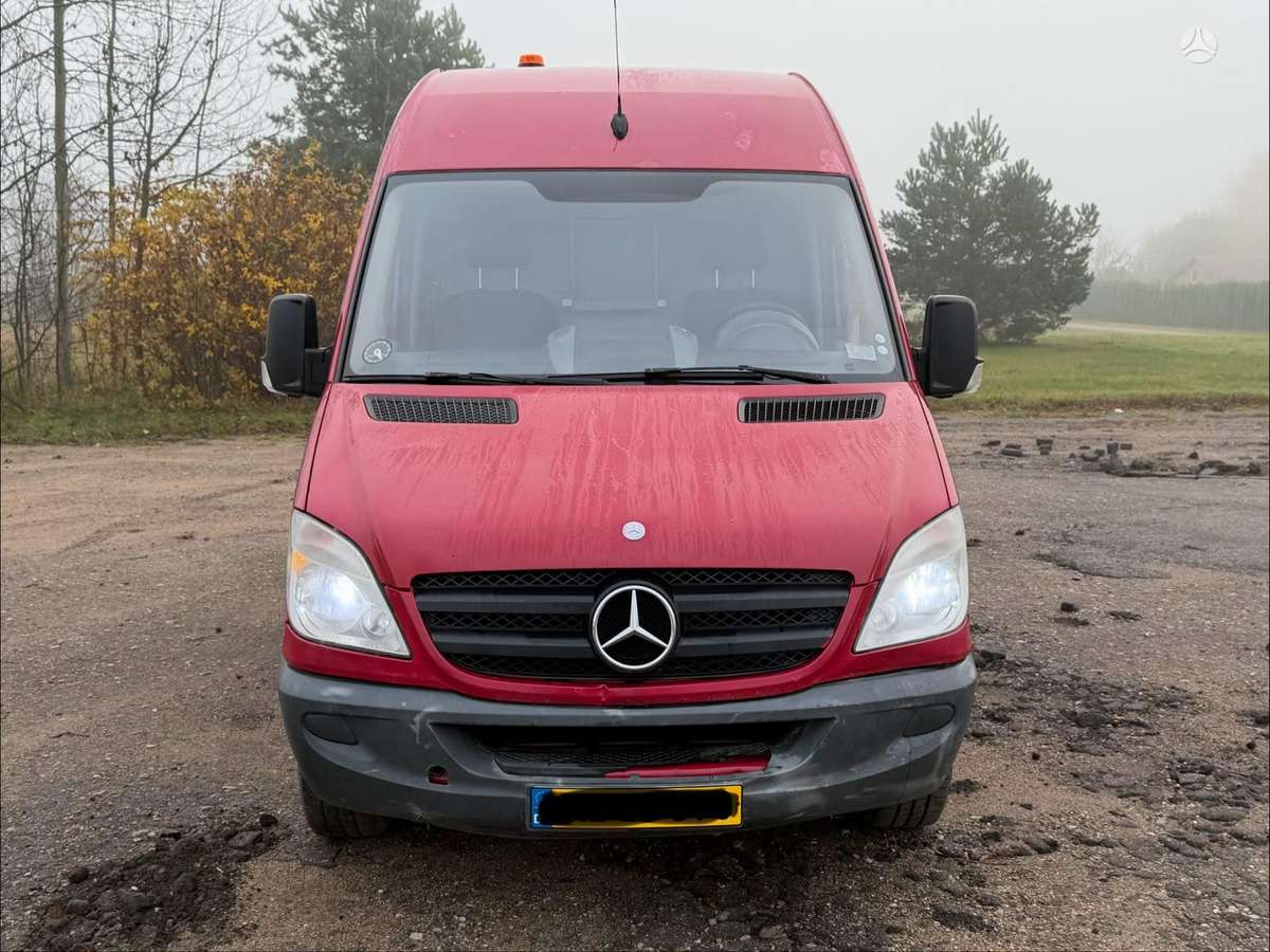 Mercedes-Benz Sprinter 2013 — rear view