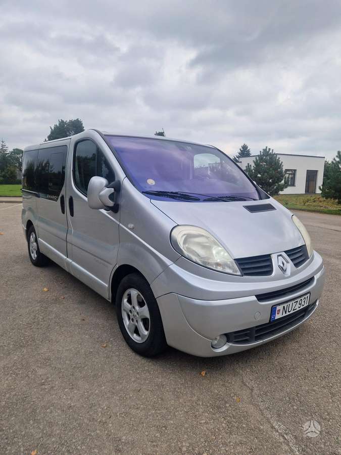 Renault Trafic 2008 — rear view