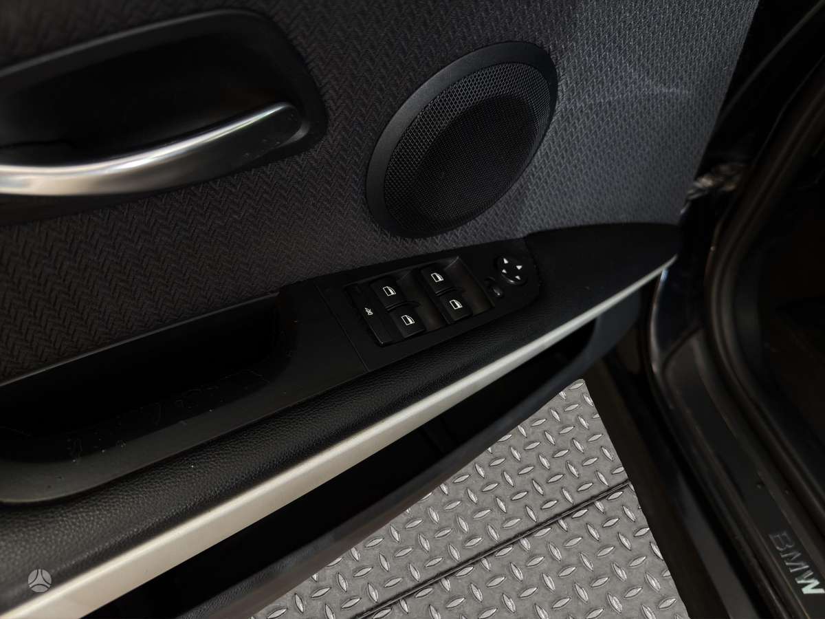 BMW 318 2011 — photo 13