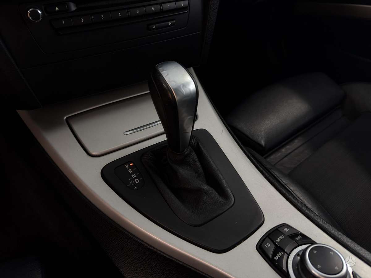 BMW 318 2011 — photo 15