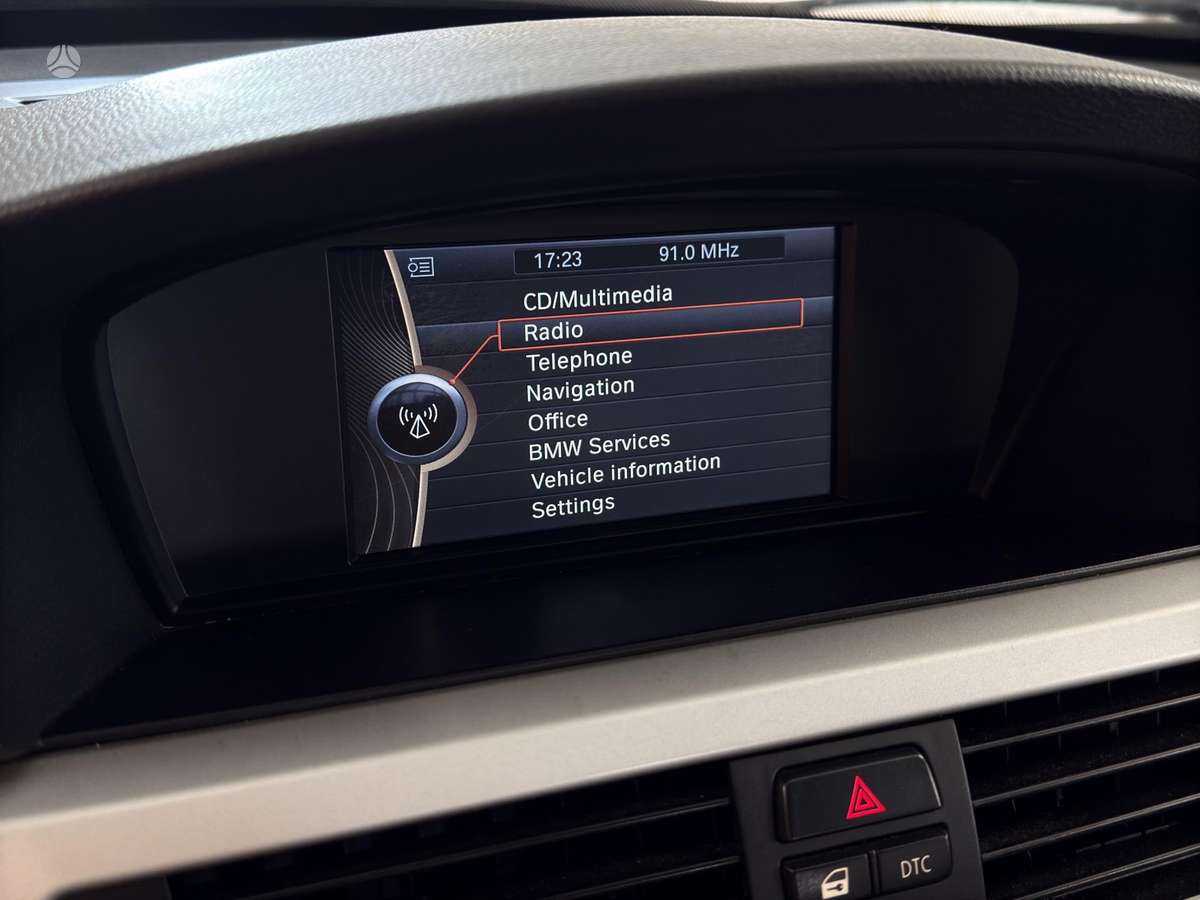 BMW 318 2011 — photo 17
