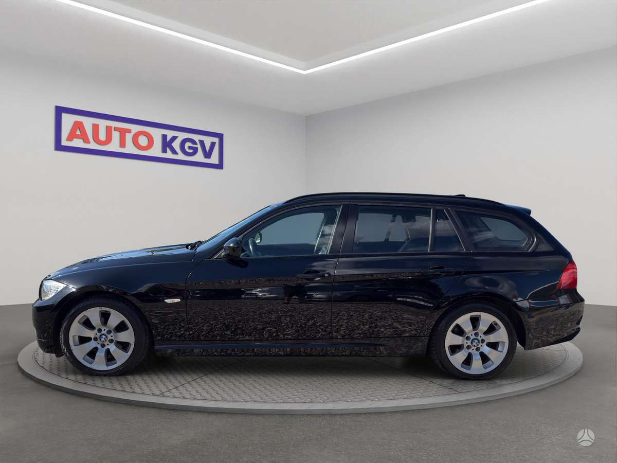 BMW 318 2011 — rear view
