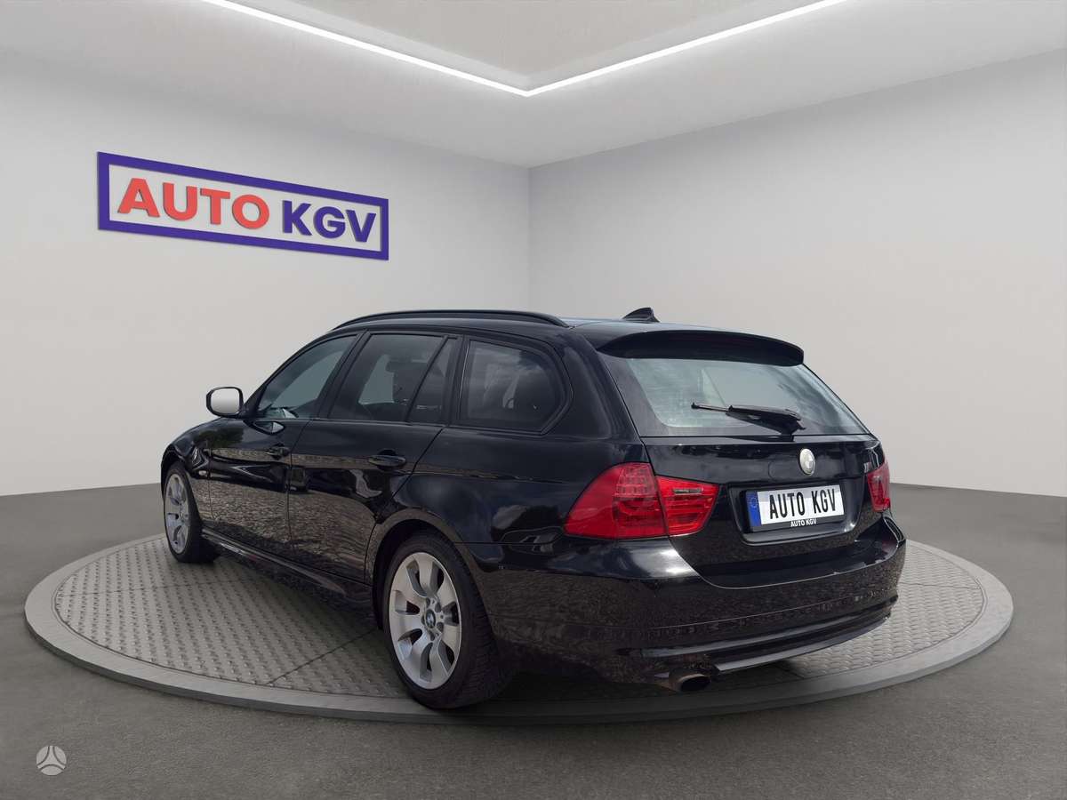 BMW 318 2011 — interior