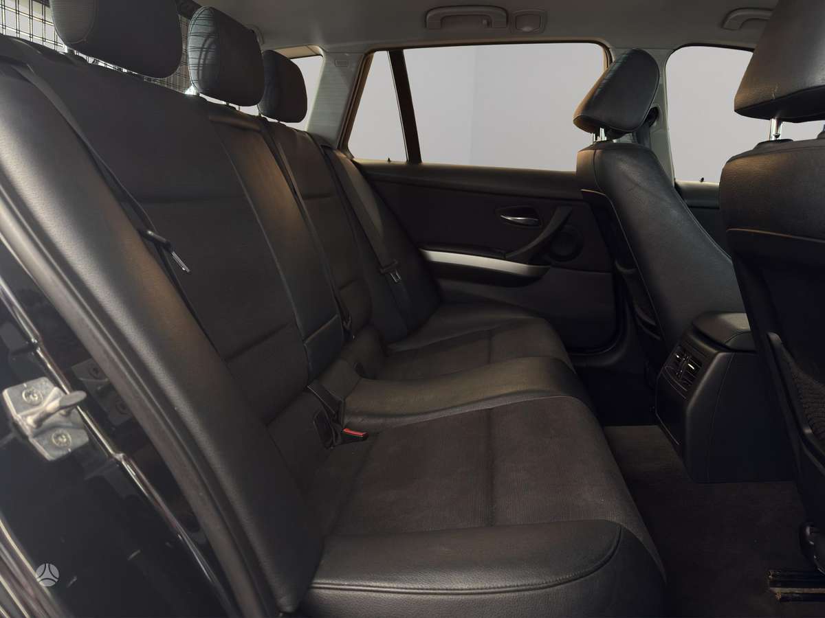 BMW 318 2011 — photo 9