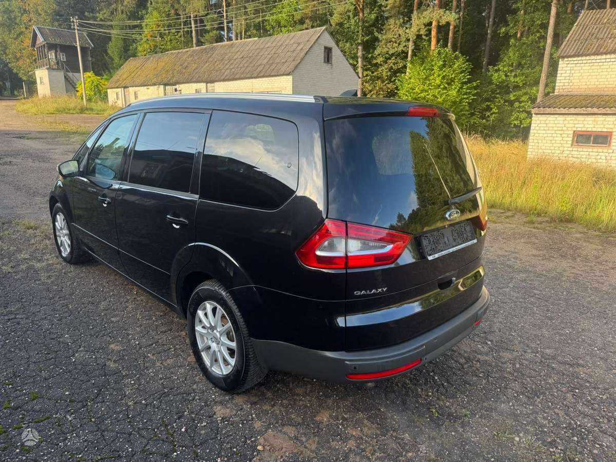 Ford Galaxy 2011 — rear view