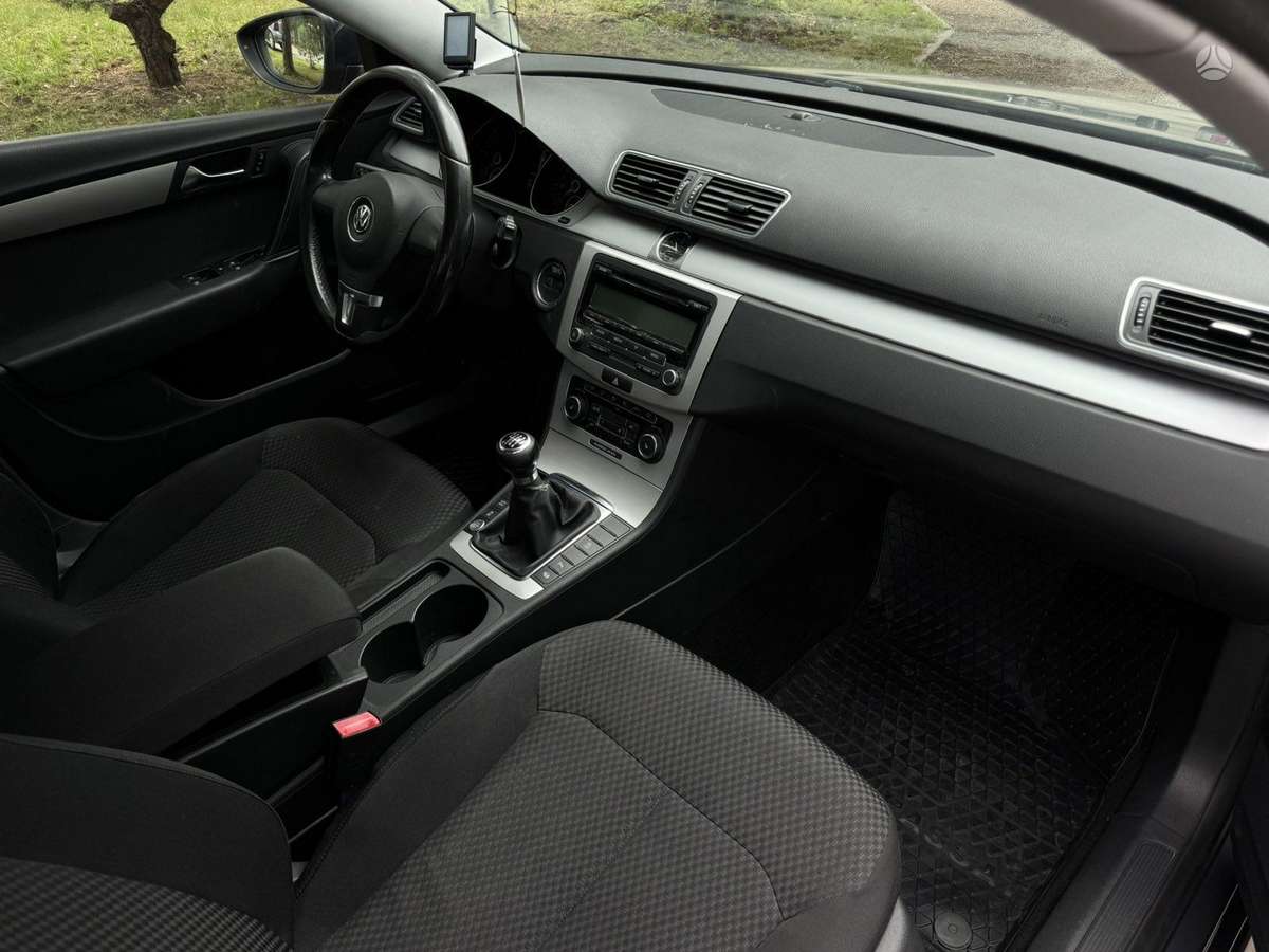 Volkswagen Passat 2011 — photo 12