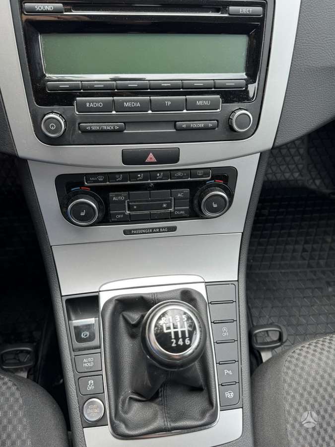 Volkswagen Passat 2011 — photo 14